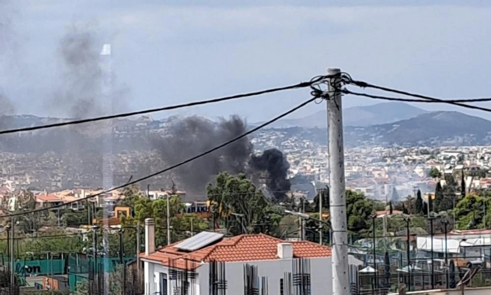 Φωτιά ξέσπασε σε οικοπεδικό χώρο στο Χαλάνδρι